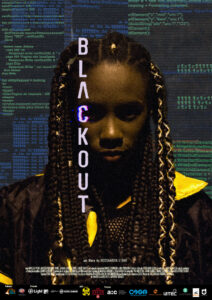 Assista o filme Blackout - Uma pessoa negra, com uma mascara, que cobre a boca e o nariz, branca quase transparente, em um fundo escuro com uma luz lilas em Libras
